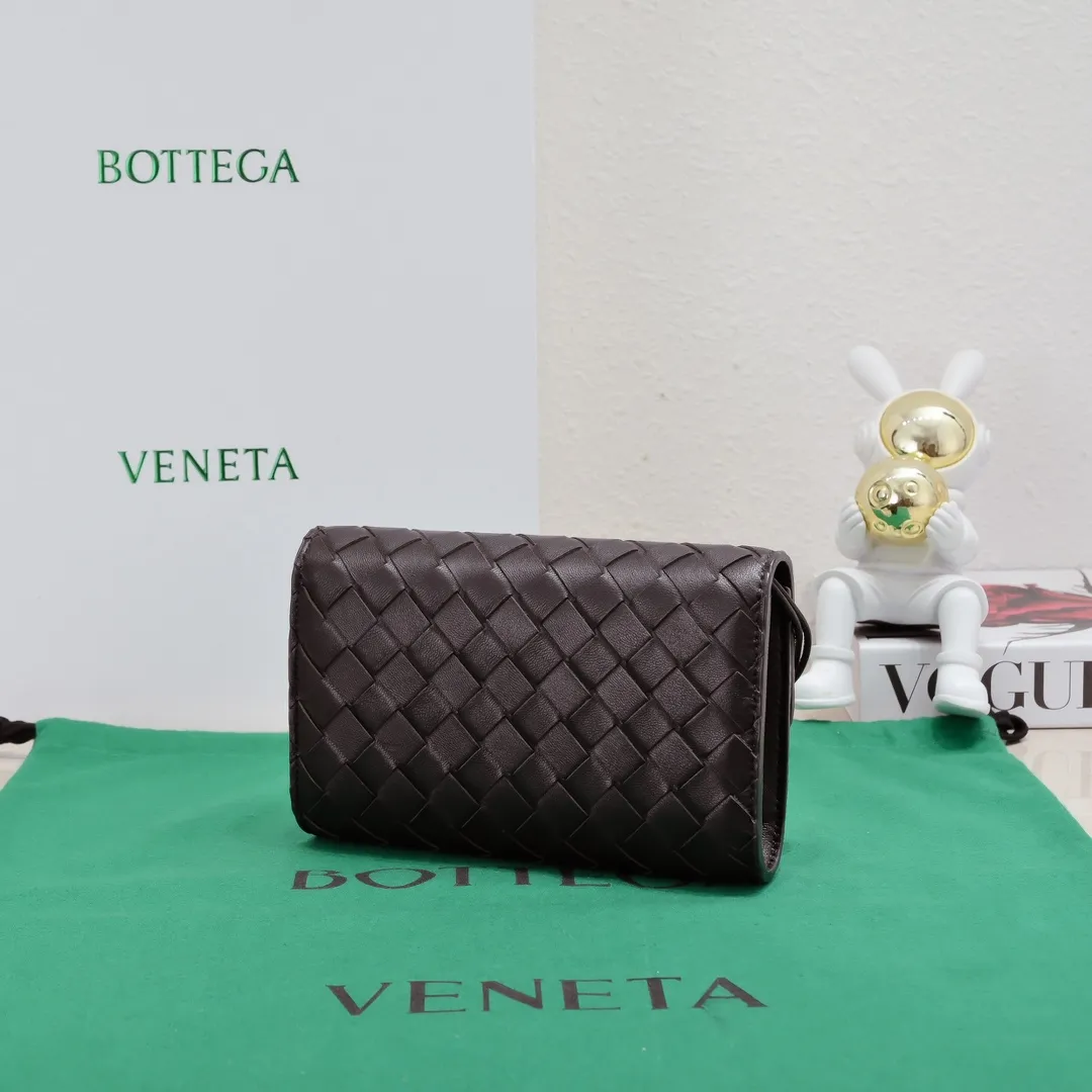 Batch 1160 BV Andiamo clutch wallet is super high-end🤎🤎How come the long clutch bag is so exquisite~ The braided style bag surface paired with all-copper hardware is really warm and high-end. The bag body is super light and can be grabbed easily! It can store a lot of small items and large mobile phones ~ very practical for daily use. Style number: 1504 Size: 19*11.5*3